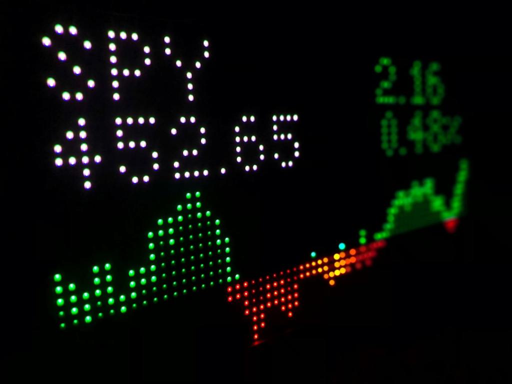 ADRs avanzan pero Merval retrocede; riesgo país estable en 410 puntos