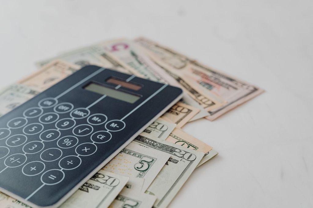 Dólar oficial cae por segunda semana y amplía la brecha con el&nbsp;paralelo